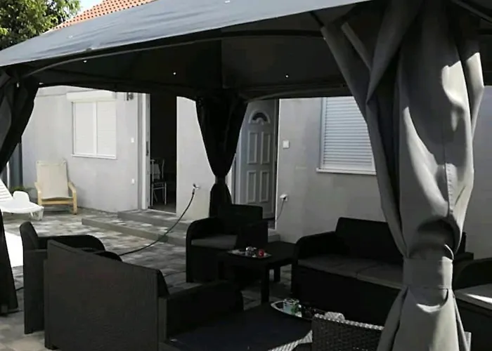 Flower 1 Free Parking *